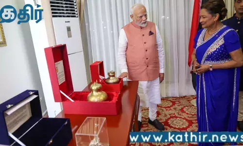 டிரினிடாட் & டொபாகோ பிரதமருக்கு சரயு நதியிலிருந்து புனித நீரையும்,மஹாகும்பமேளாவின் புனித நீரையும் பரிசளித்த பிரதமர் மோடி!