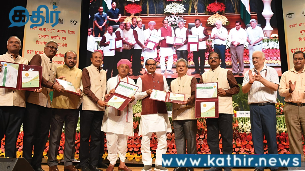 மண்ணின் ஈரப்பதத்தை அளவிட்டுக் காட்டும் கருவியை கண்டுபிடித்த கோவை விஞ்ஞானிகளுக்கு தேசிய வேளாண் அறிவியல் விருது வழங்கிய மத்திய அரசு!