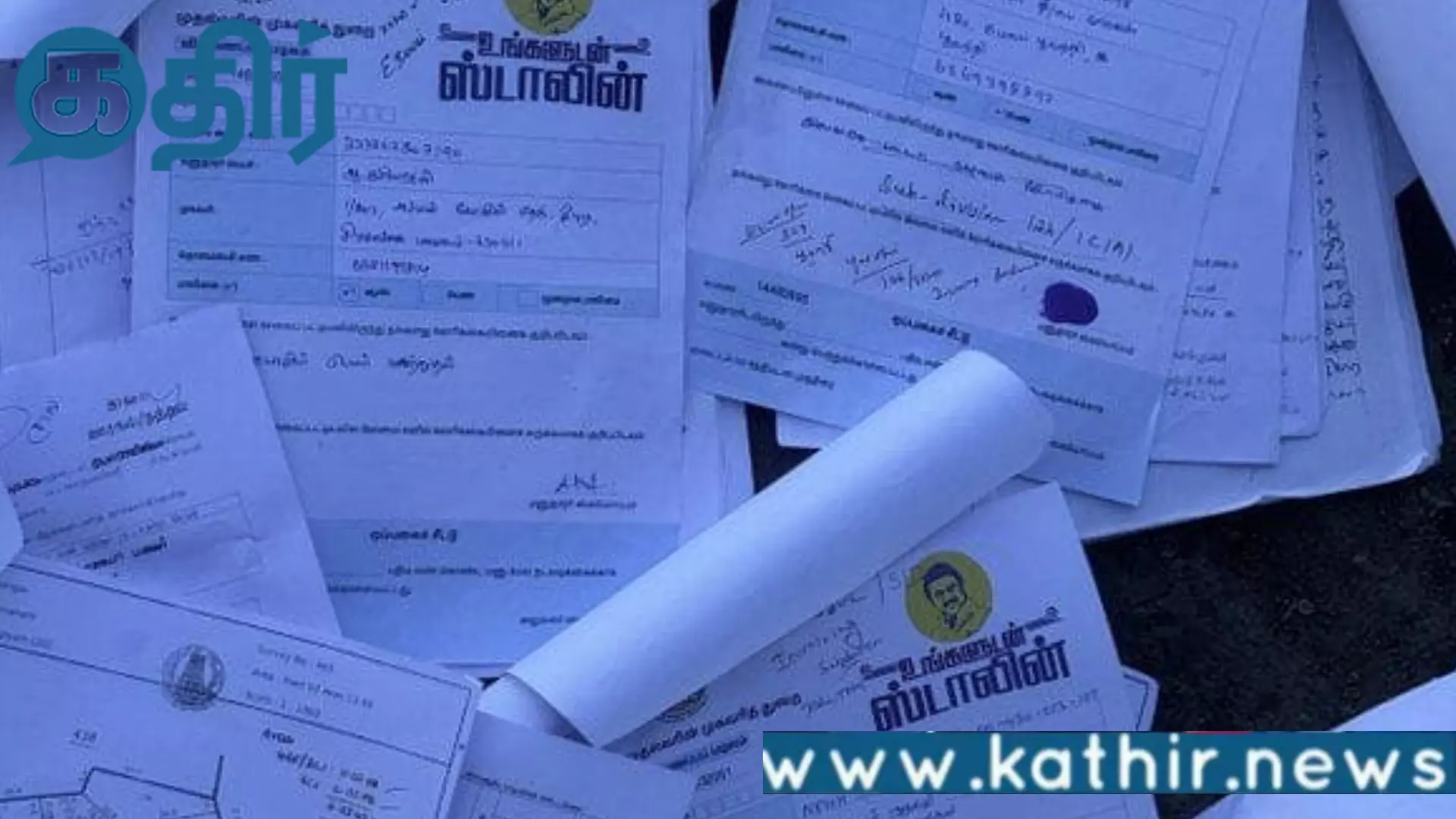 வைகை ஆற்றில் உங்களுடன் ஸ்டாலின் மனுக்கள்!! மக்கள் அளித்த மனுக்களுக்கு இதுதான் முடிவா?