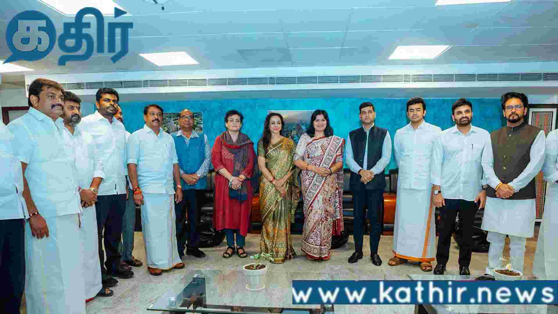 தாவெக பிரச்சாரத்தில் நடந்த கொடூர செயலை விசாரிப்பதற்கு தரை இறங்கிய பாஜக எம்.பி குழு!!