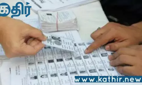 பிடிபட்ட காங்கிரஸ் தலைவர்!! சட்ட விரோதமாக வாக்காளர் அடையாள அட்டை வழங்கியதால் எழுந்த புகார்!!