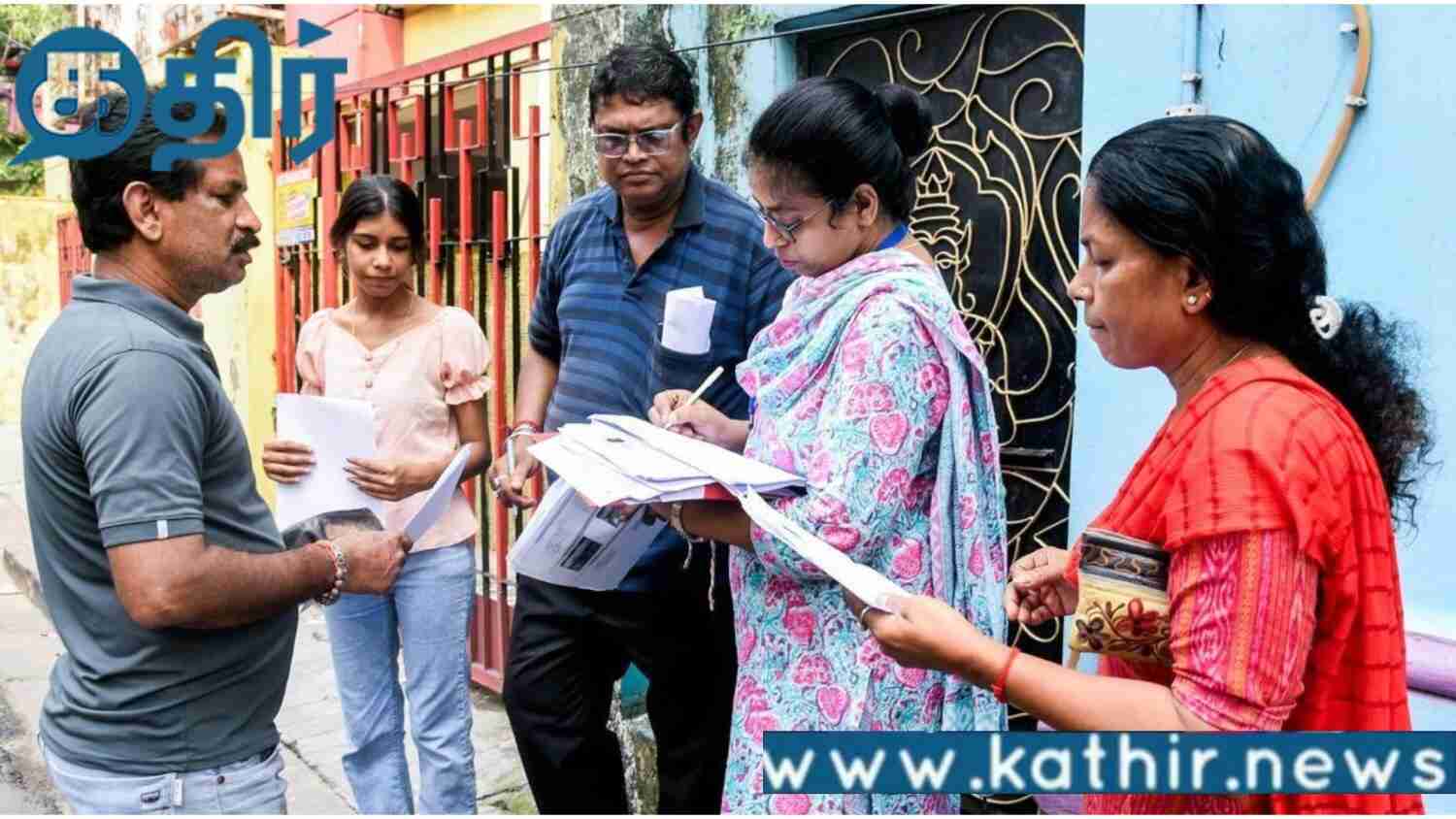 எஸ்ஐஆர் படிவங்களை விநியோகிக்கும் போது வாக்காளர்களின் கேள்விகளுக்கு பதில் அளித்த தேர்தல் ஆணைய அதிகாரிகள்!!