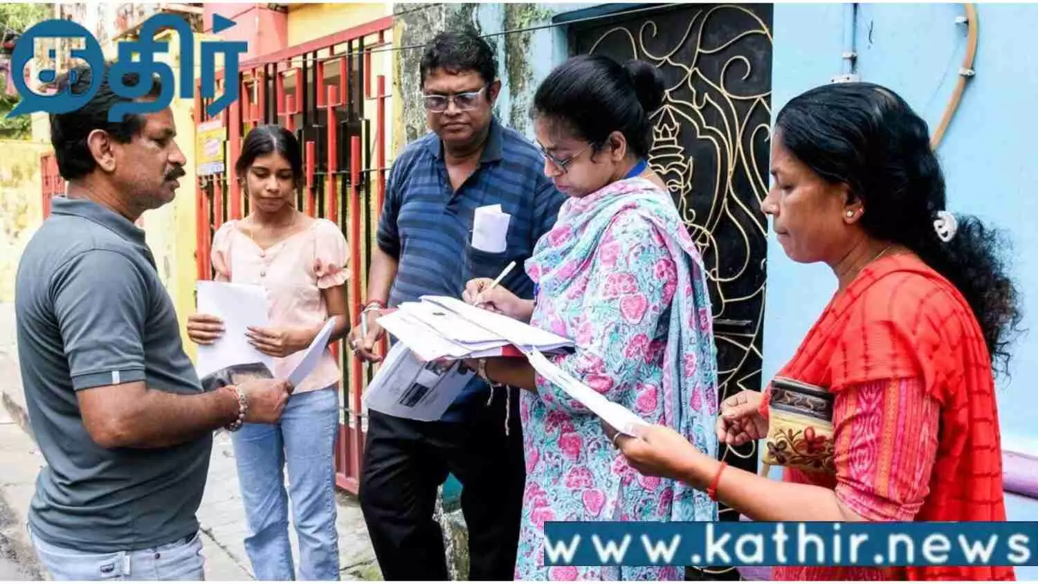 எஸ்ஐஆர் படிவங்களை விநியோகிக்கும் போது வாக்காளர்களின் கேள்விகளுக்கு பதில் அளித்த தேர்தல் ஆணைய அதிகாரிகள்!!