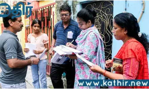 எஸ்ஐஆர் படிவங்களை விநியோகிக்கும் போது வாக்காளர்களின் கேள்விகளுக்கு பதில் அளித்த தேர்தல் ஆணைய அதிகாரிகள்!!