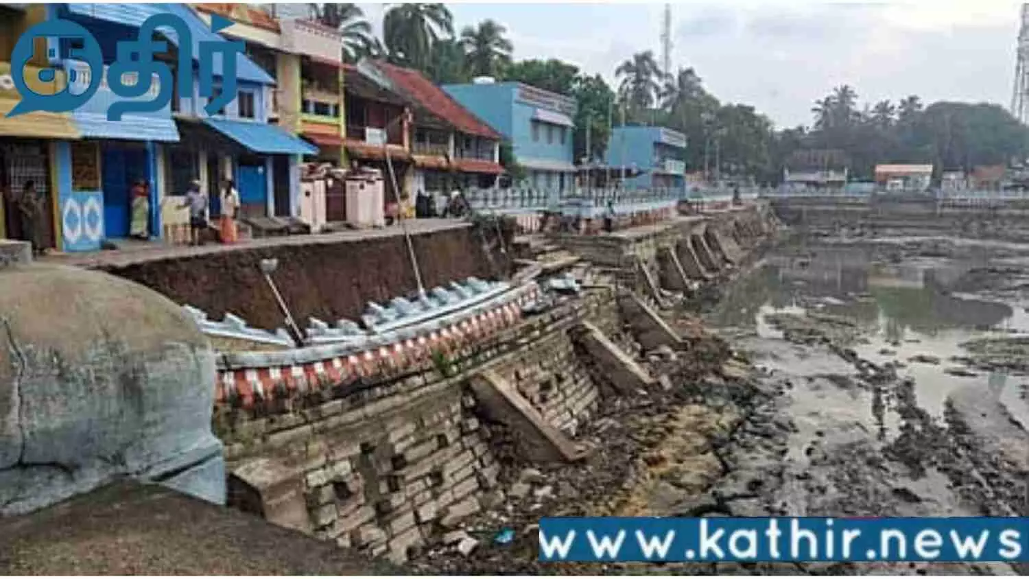 திடீரென்று இடிந்து விழுந்த தாணுமாலய சுவாமி கோயில் தெப்பக்குளம் சுவர்!! ஆய்வு நடத்தி வரும் வல்லுனர் குழு!! திடீரென்று இடிந்து விழுந்த தாணுமாலய சுவாமி கோயில் தெப்பக்குளம் சுவர்!! ஆய்வு நடத்தி வரும் வல்லுனர் குழு!!