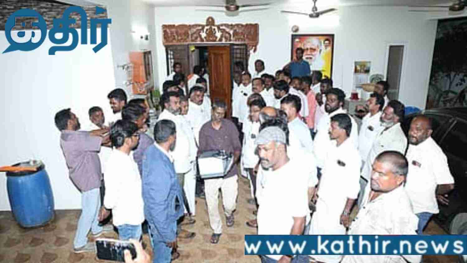 அமைச்சர் ஐ. பெரியசாமி வீட்டில் திடீரென்று நடத்தப்பட்ட சோதனை! 7 மணி நேரம் விசாரணை நடத்திய அதிகாரிகள்!