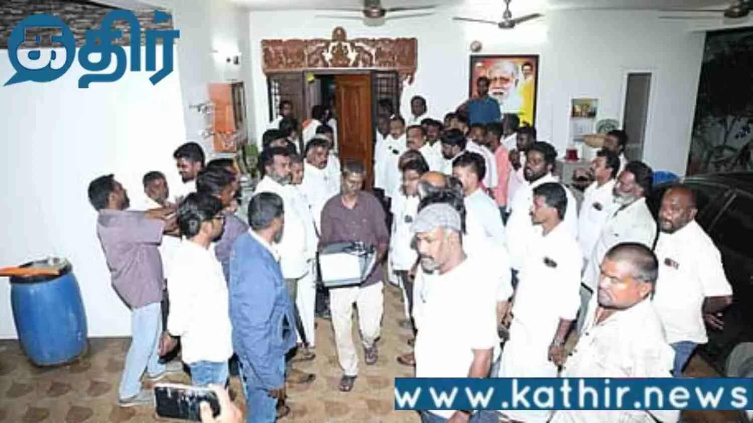 அமைச்சர் ஐ. பெரியசாமி வீட்டில் திடீரென்று நடத்தப்பட்ட சோதனை! 7 மணி நேரம் விசாரணை நடத்திய அதிகாரிகள்!