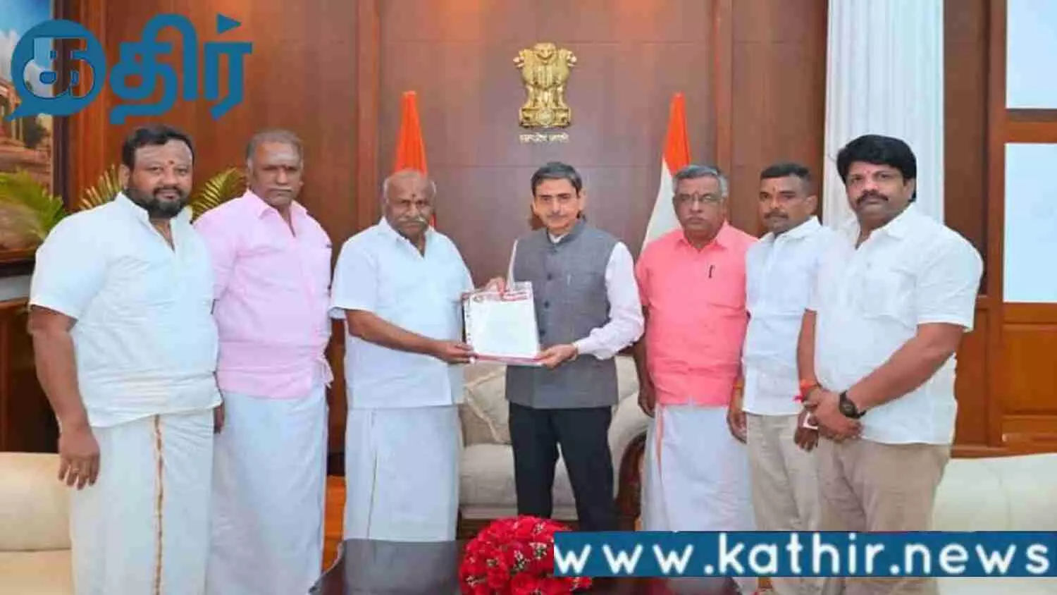 தமிழக கோவில்களை அழிப்பதற்காக இந்து அறநிலையத்துறையின் மசோதா! இந்து முன்னணி ஆளுநரிடம் அளித்த மனு!! தமிழக கோவில்களை அழிப்பதற்காக இந்து அறநிலையத்துறையின் மசோதா! இந்து முன்னணி ஆளுநரிடம் அளித்த மனு!!