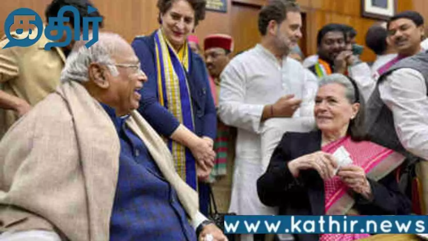 அரங்கேறிய காங்கிரஸ் கட்சியின் உண்மை நிலை!! வெளிச்சத்திற்கு வந்த இரண்டு அணிகளின் மோதல்! அரங்கேறிய காங்கிரஸ் கட்சியின் உண்மை நிலை!! வெளிச்சத்திற்கு வந்த இரண்டு அணிகளின் மோதல்!