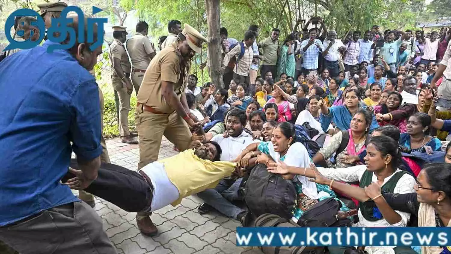 இடைநிலை ஆசிரியர்கள் போராட்டம்!! சம வேலைக்கு சம ஊதியம் கோரிக்கை!!