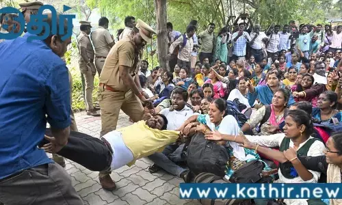 இடைநிலை ஆசிரியர்கள் போராட்டம்!! சம வேலைக்கு சம ஊதியம் கோரிக்கை!!