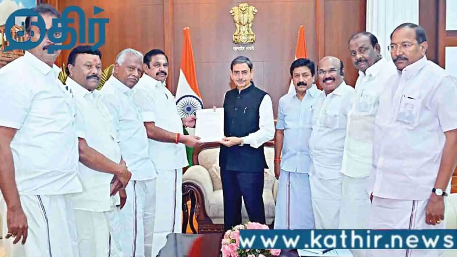 திமுக ஆட்சியில் ஊழல் நடப்பதாக ஆளுநரிடம் புகார் அளித்த அதிமுக!! திமுக ஆட்சியில் ஊழல் நடப்பதாக ஆளுநரிடம் புகார் அளித்த அதிமுக!!