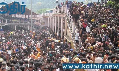 சபரிமலை மகரவிளக்கு பூஜை!! பக்தர்கள் கூட்டத்தில் நெரிசல்!!