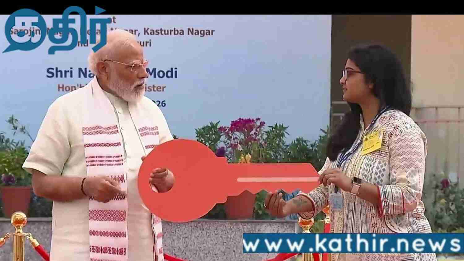 பிரதமர் மோடி திறந்து வைத்த முதல் ரிங் டெல்லி மெட்ரோ ரயில்!!