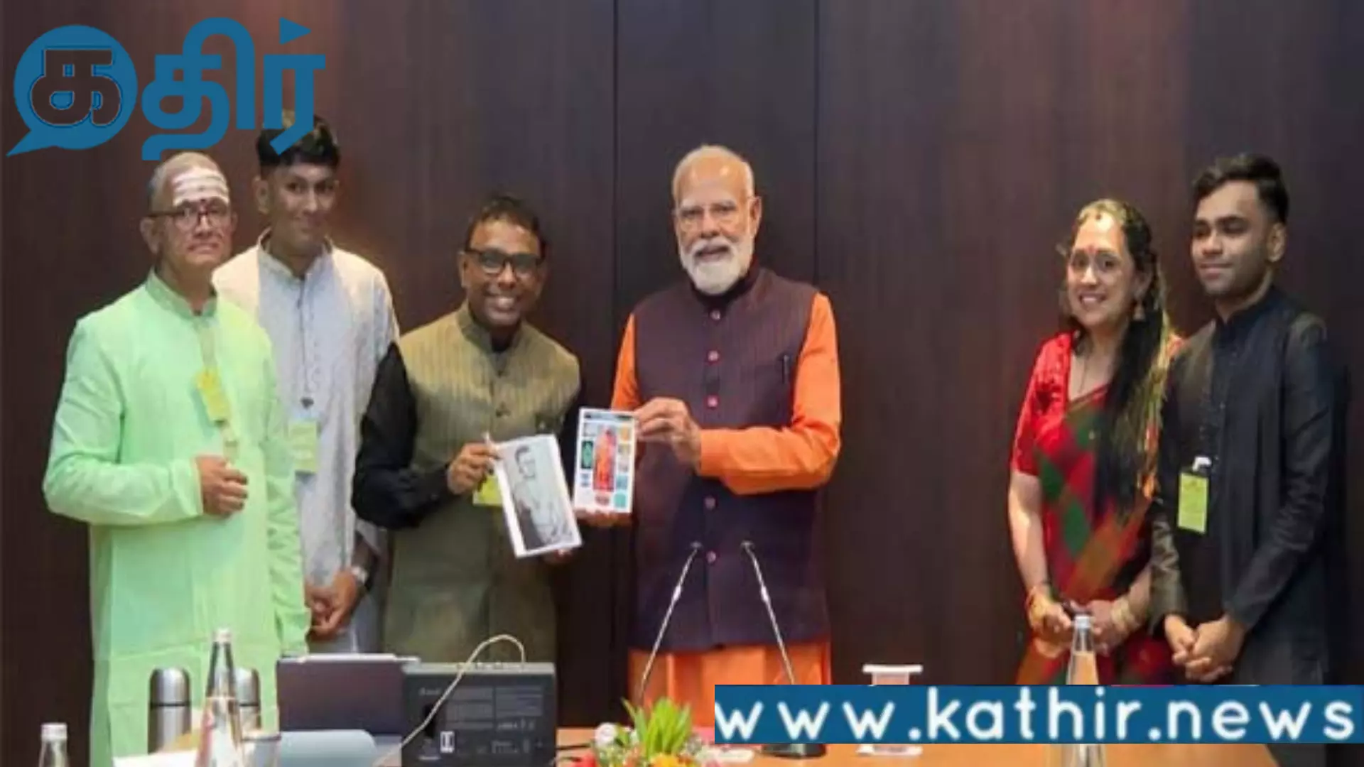 பிரதமர்-மோடியை-குடும்பத்தோடு-சந்தித்த-பிரபல-பிரபல-இசையமைப்பாளர்-ரமேஷ்-விநாயகம்!!