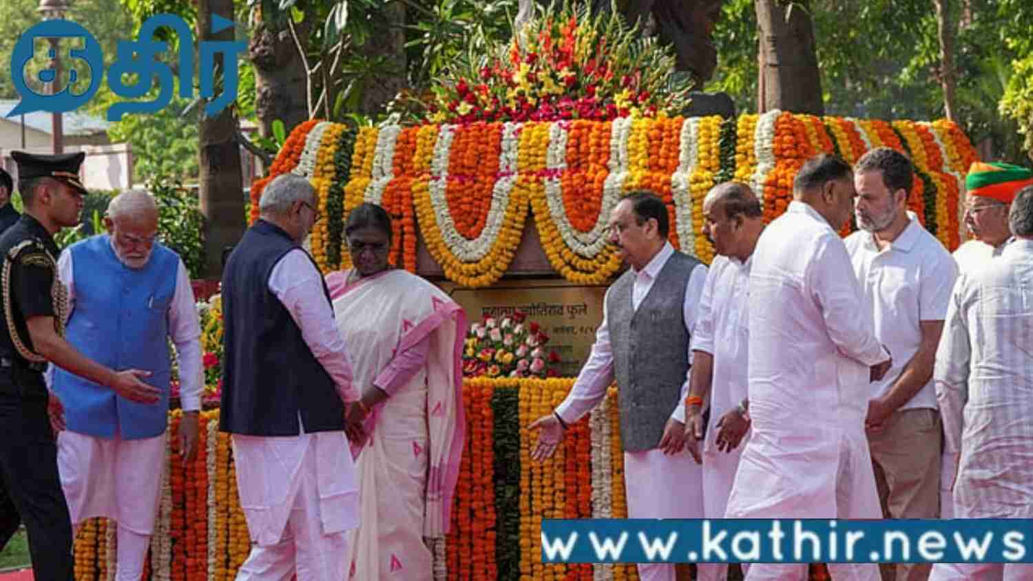 மகாத்மா ஜோதிபா புலே பிறந்தநாள் 200வது விழா!! பிரதமர் மோடி - ராகுல் காந்தி சந்திப்பு!!