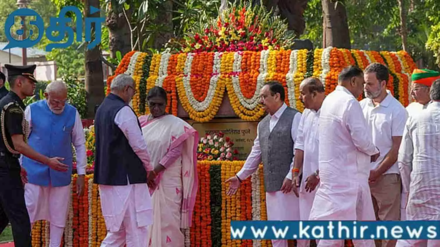 மகாத்மா ஜோதிபா புலே பிறந்தநாள் 200வது விழா!! பிரதமர் மோடி - ராகுல் காந்தி சந்திப்பு!!